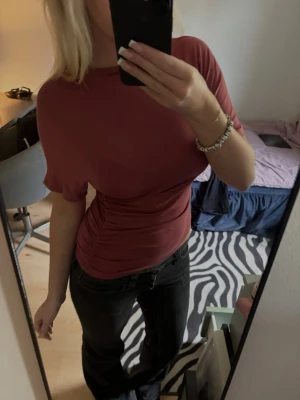 Mörkrosa festlig topp - Säljer en figurnära topp med korta ärmar och snygga rynkdetaljer i sidan.  En bekväm festlig topp💞