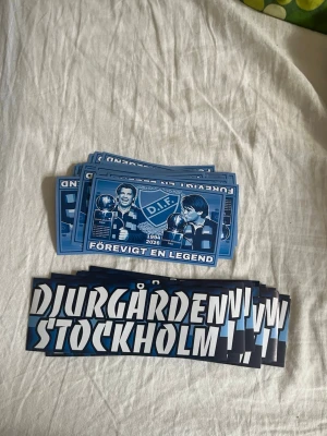 Djurgården IF klistermärken - Säljer ett gäng blåa och vita klistermärken med Djurgården IF-tema. Motiven inkluderar texten 'Djurgården Stockholm' och 'Förevigt en legend' med DIF-logga och illustrationer. Perfekt för att visa sitt stöd för laget. 30 st förevigt en legend och 20 djurgården stockholm, fri frakt