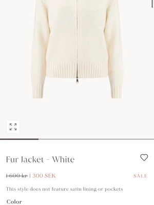 Alessa fur jacket  - Skön och mysig jacka skulle säga att den passa till höst och vår. Den har några fläckar som man ser på bilderna. Har däremot aldrig tvättat så tror de går bort i tvätt med vanish eller något liknande. Man kan även ta bort pälsen om man vill tvätta den. Köpt för 1300kr priset kan 