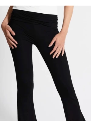 Svarta yoga pants - Snygga svarta leggings med utsvängda ben och hög midja. Perfekta för en trendig och bekväm stil. Tillverkade i stretchigt material som sitter skönt hela dagen. Dom är klippta längst ned men snys knappt.