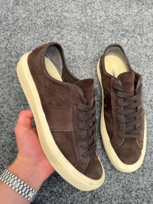 Tom ford skor brun - Säljer dessa sjukt feta tom ford sneakers! Size us9,5 motsvarar 43! Skick 9/10 inga skador! Box ingår! Nypris ca 10.000kr. Hör av dig vid frågor eller andra funderingar 🤩