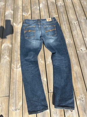Nudie dude Dan 33/32 - Galet schyssta nudie jeans modellen dude Dan storlek 33/32. Jag på bilden är 188 och väger 78. Total längd: 105 midja 44 benöppning 19. Pris kan som alltid diskuteras!