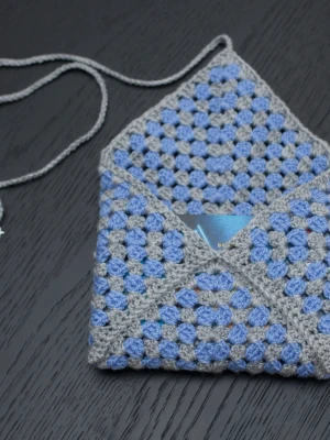 Virkad booksleeve - Virkad booksleeve, passar pocketböcker. Boken på bilden är 11x18cm.  Virkad i akrylgarn. Den blå färgen är lite ljusare än på bilderna.  Färger kan variera beroende på skärminställningar.  Obs boken ingår inte.