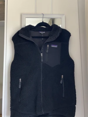 Svart Patagonia Fleece Väst - Säljer nu min svarta Patagonia fleece väst pga kommer inte till användning. Bra skick knappast använd. Passar till nästan allt och perfekt nu till hösten. Pris kan diskuteras!!!