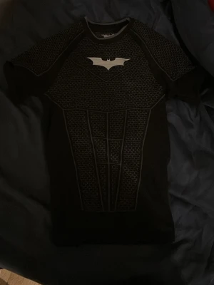 YoungLA batman compression - Köptes på restock nyligen hos YoungLA innan den såldes slut men med tanke på att jag har massa andra compressions därifrån så används denna lite mindre vilket ledde till att den säljs, den är som ny eftersom den bara har använts omkring 2 gånger.
