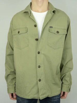 Ralph Lauren overshirt  - RALPH LAUREN OVERSHIRT Storlek : XL Passform : Normal Användning : Jackan är i ett väldigt fint skick utan defekter Nypris : Cirka 3000SEK Modellen på bilden : 182CM och väger 77KG