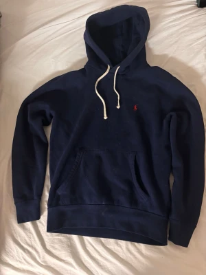 Mörkblå hoodie från Polo Ralph Lauren - Tja, säljer nu min ralph lauren hoodie, den har blivit förliten så måste nu sälja. Passar prefekt för dig mellan 175-180. Priset går absolut att förhandla.
