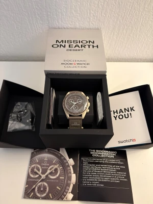 Omega x Swatch (Earth, dessert) - Mission to Earth (dessert) För dig som vet vad du bär. En klocka som kombinerar ikonisk design med modern hype💫 