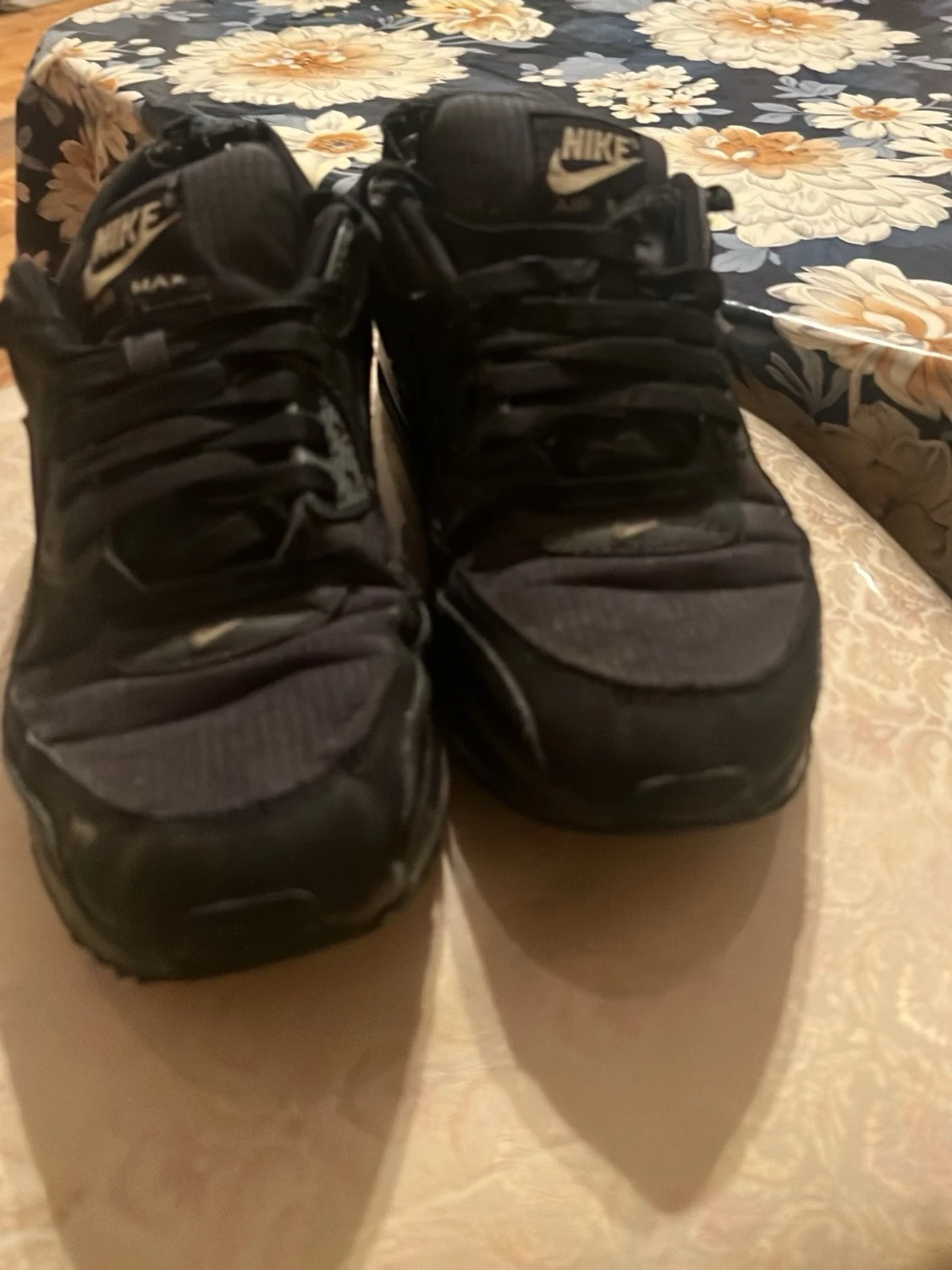 Svarta Nike Air sneakers med gulddetaljer - 3