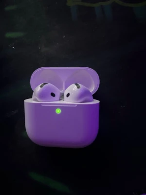 Airpods - Säljer ett par airpods vitt med laddningsetui. Hörlurarna har en slimmad design och laddningsetuiet har en LED-indikator på framsidan. Perfekta för musik, poddar och samtal på språng. THEY ARE NOT AUTHENTIC AND THE BOX COME WITH THESE 