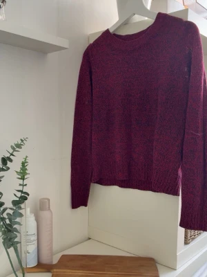 Mörkröd stickad tröja🍂 - jätte snygg stickad tröja ifrån hm! älskar att använda den här färgen på hösten. så mysig och stilren