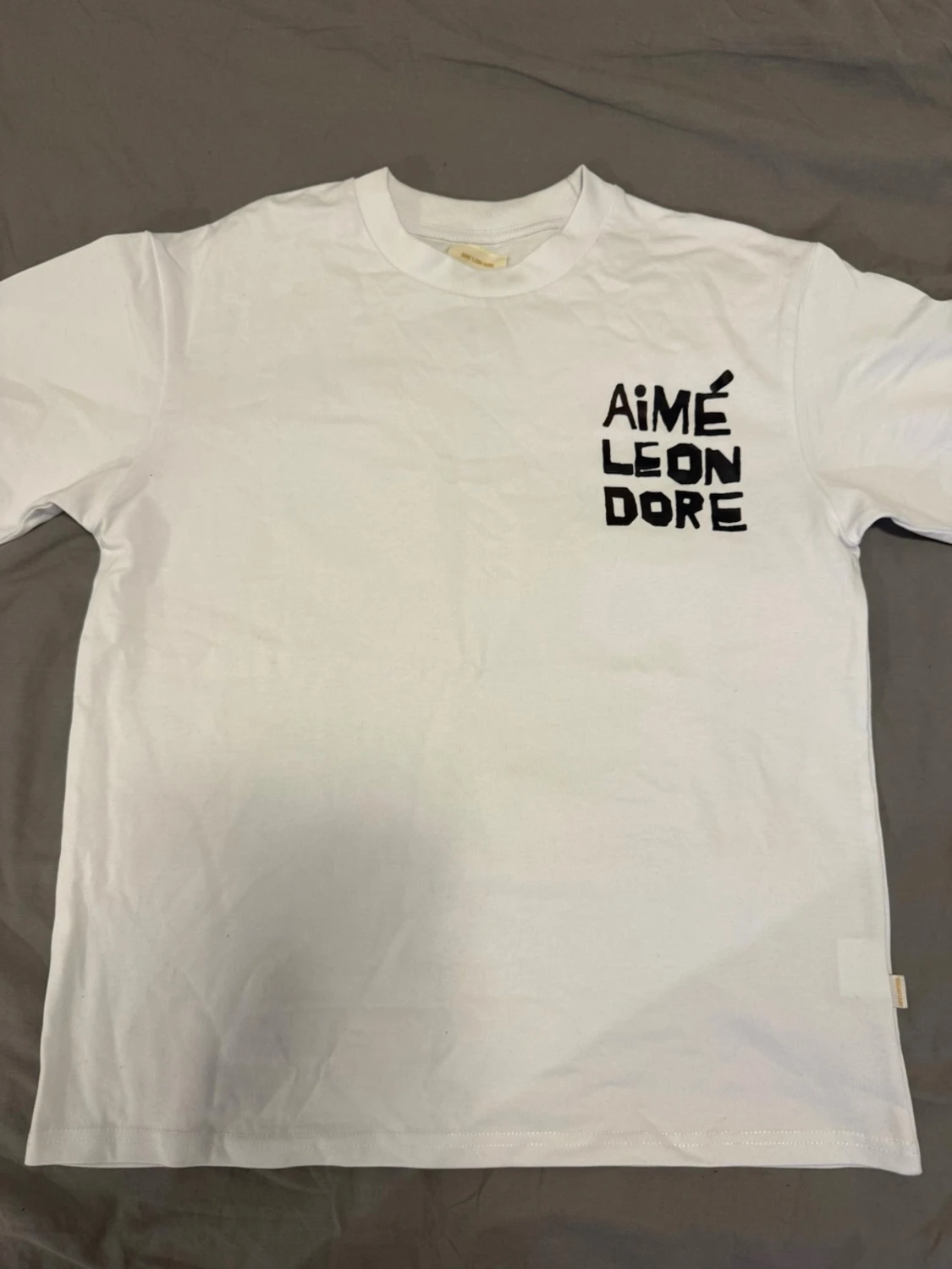 Vit Aimé Leon Dore t-shirt med blå print