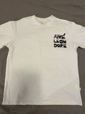 Vit Aimé Leon Dore t-shirt med blå print - Fint skick lite färg har lossnat som du kan se på sista bilden men inget man tänker på 
