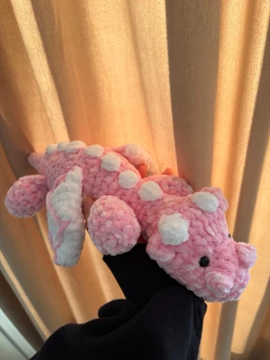 Rosa drake 🐉 💗 - Super gullig handgjord virkad rosa drake, ca 33 cm 