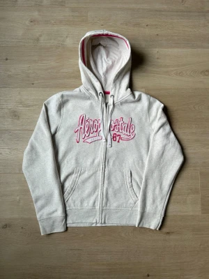 Vit Aeropostale Hoodie Storlek XL - Fin Aeropostale Hoodie i vit färg. Tröjan är i mycket bra skick och sparsamt använda. |  Äkta som allt annat jag säljer! ✅ |  Storlek: XL  | Skick: Mycket Bra Skick - 2 små fläckar (SE SISTA 2 BILDER)| Färg: Vit | Märke: Aeropostale| Modell: Hoodie |  Hör gärna av dig vid frågor så svarar jag så fort jag kan! 😁|   (SKU - 71)