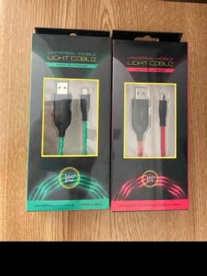 LED-laddningskabel Micro-USB 1m - Universell LED-laddningskabel med Micro-USB och 360-graders ljusflöde som visar laddningsprocessen. Kabeln är 1 meter lång och finns i röd och grön färg. Stöder snabb synkning och laddning upp till 2,1A. Perfekt för dig som vill ha en snygg och praktisk laddkabel.