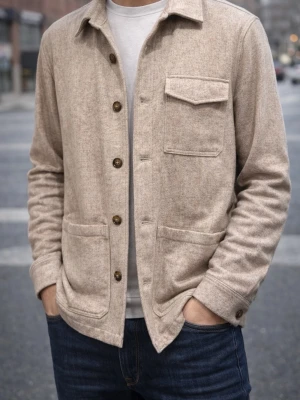 A Day’s March overshirt/jacka – beige wool blend - Stilren overshirt från A Day’s March i beige melerad färg. Tjockare material (ullmix) som gör den perfekt som lätt jacka eller lager-på-lager.  Minimalistisk skandinavisk design med stora frontfickor och klassiska knappar – clean och tidlös look.  Regular fit – sitter snyggt och avslappnat. Perfekt till både jeans och mer uppklädda outfits.  Riktig “Scandi minimal / quiet luxury”-vibe 