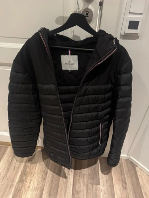 Moncler jacka - Säljer en Moncler jacka. Sitter som en L. Hör av er vid frågor!