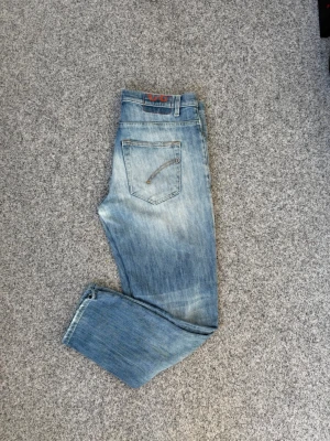 Dondup jeans | W32 - Dondup jeans | W32 | Snygg wash & slitningar | mycket bra skick | Hör av er vid frågor, prisförslag eller funderingar!