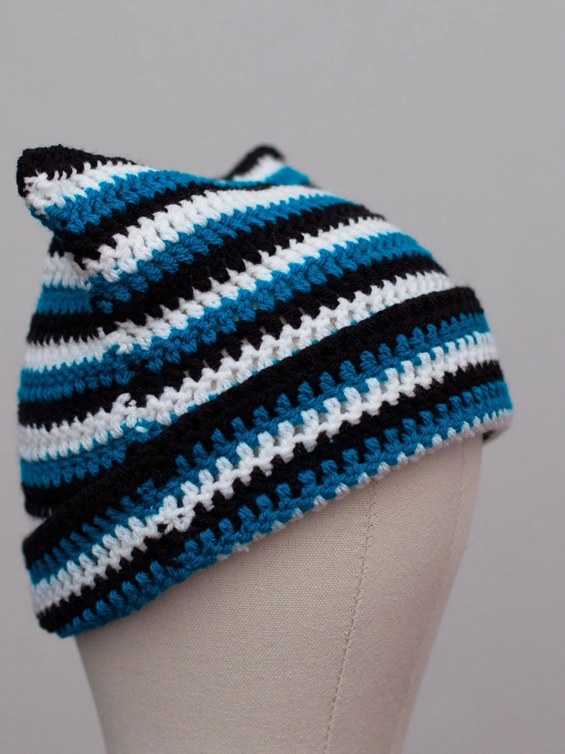 Crochet cat beanie virkad kattmössa turkos vit svart randig  - 1