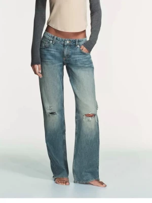 Jeans med hål - Ett par jättesnygga jeans från zara!! Använda fåtal gånger och säljer för att jag hellre vill ha ett par andra 💗 skriv för egna bilder 