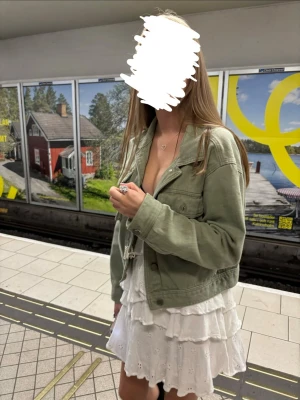 Grön jeansjacka med fickor - Snygg och unik grön jeansjacka med två stora fickor och knappar. Jättebra skick!!