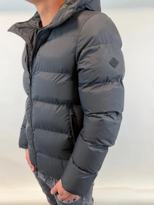 J.Lindeberg Jacka  - Hej! Säljer nu denna väldigt snygga och eftertraktade J.Lindeberg jackan! Jackan är slutsåld överallt och går inte att få tag på…  Ny pris: 6000 kr Säljs för: 2299 kr