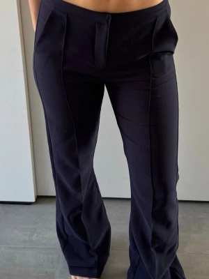 Mörkblå kostymbyxor - Snygga mörkblå kostymbyxor med raka ben och pressveck framtill. Byxorna är i från Gina tricot, midwaist och storlek s, aldrig använda❤️