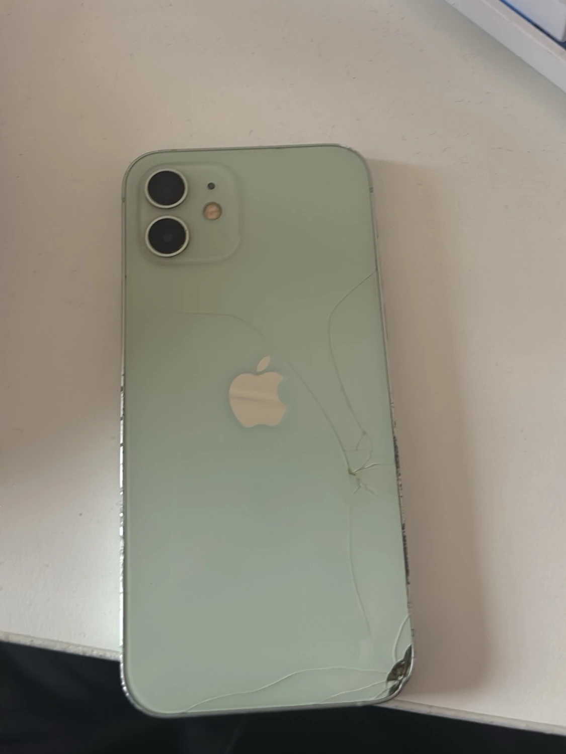 Grön iPhone 12 med dubbla kameror - 1