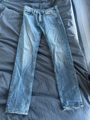 Cheap monday jeans! - Säljer ett par coola jeans från cheap monday, har en rakare passform. Bara att skriva om du har någon fråga!