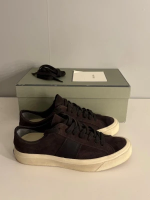 Tom Ford skor  - Säljer dessa sjukt feta Tom Ford skorna. De är använda sjukt sjukt lite och därav grymt skick. Storlek 43, en fräsch brun färg. Skolåda och extra snören ingår. Hör av er vid fler frågor! 