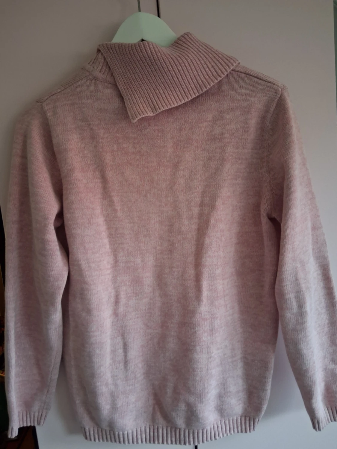 Ljusrosa polotröja med strukturmönster - 1