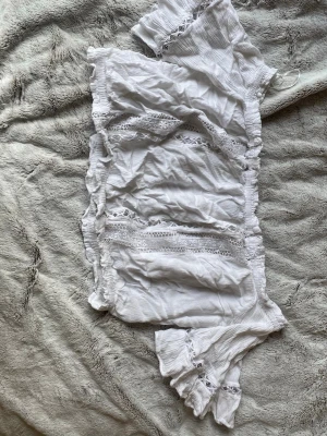 Vit topp - Superfin vit off-shoulder topp, stretchig luftig, passar bra till sommaren 