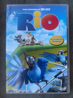 Rio DVD - DVD-film med "Rio". Filmen är från skaparna av "Ice Age". Alla talar svenska. Speltid 1 timme och 32 minuter. Ljud: Svenska, finska och engelska. Text: Svenska, norska, danska, finska och engelska.  Finns på språk: Svenska, Finska, Engelska    OBS!! skivorna är begagnade så det kan förekomma repor/hairlines på skivorna, men då jag kollar igenom alla filmer jag säljer garanterar jag att alla funkar felfritt om inget annat står! :)