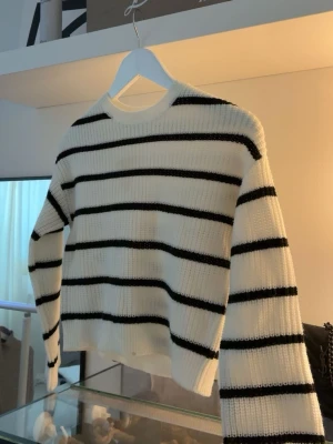 ränder svart vit  - Säljer en vit stickad tröja från Kappahl med svarta tänder och är jätte snygg men i barnstolek går att använda som magtröja annars.