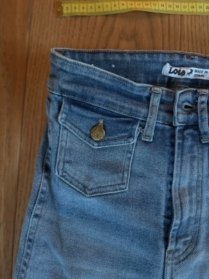 Bootcut jeans från Lois med fickor fram - Supersnygga bootcut jeans från Lois med fickor fram, stretchiga material storlek w24 L32