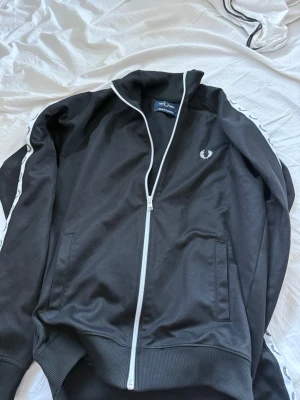 Svart Fred Perry zip - Nästan helt oanvänd, pris kan diskuteras, skriv om ni har frågor!. Köpt i butik