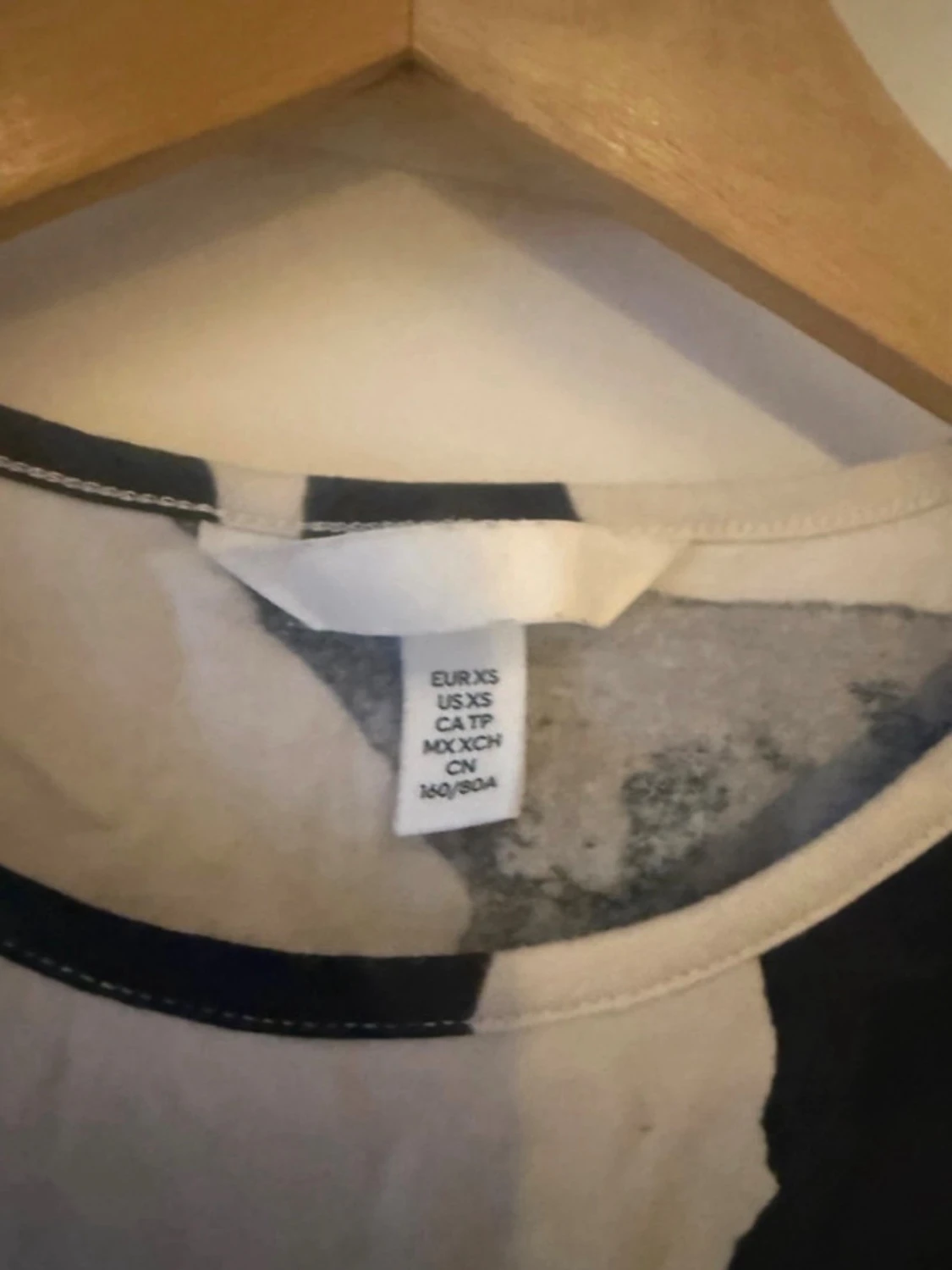 Beige topp med svart mönster - 2