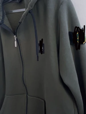 Mörkgrön tröja med dragkedja  - Bra skick, kom privat för mer bilder och info