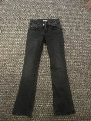Low waist jeans - Midjemått: 34 cm Innerbenslängd:78 cm säljer då de är för små på mig endast testade❣️.