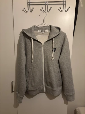 Grå hoodie Comme des Garçons Play M - Grå hoodie från Comme des Garçons Play