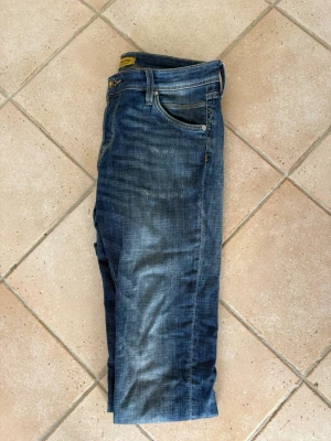 Jack and Jones jeans - Jack and Jones jeans med tvätt och slitningar| storlek 29/32| pris 449kr| perfekt inför våren!