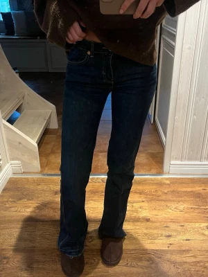 Jeans  - Utsvängda jeans med fickor, storlek xs full length. Bra skick💙