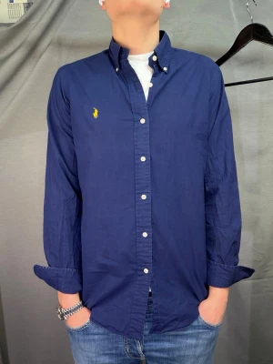  Ralph Lauren skjorta - Säljer denna sjukt snygga ralph lauren skjortan perfekt för sommaren! Den är size S. Modellen är 180cm. Skjortan kan passa upp till 184! Skick 8/10 inga hål eller skador. Nypris ca 1599kr. Hör av dig vid minsta fundering! Köp gärna med postnord🤩📦