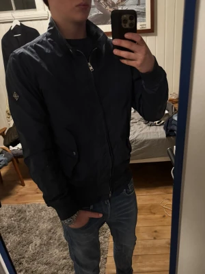 J.Lindeberg Jacka - Snygg mörkblå J.Lindeberg jacka  | Kanon skick | Modellen på bilden är 182 och väger 70 kg | P103