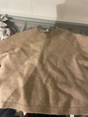Beige stickad tröja & Other Stories - jätte fin tröja som e lite för kort därav säljer jag den!! 