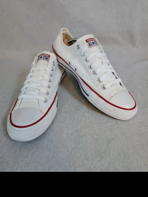 Converse skor - Snygga vita converse all Stars  | Kanon skick | Modellen på bilden är 182 och väger 70 kg | P106