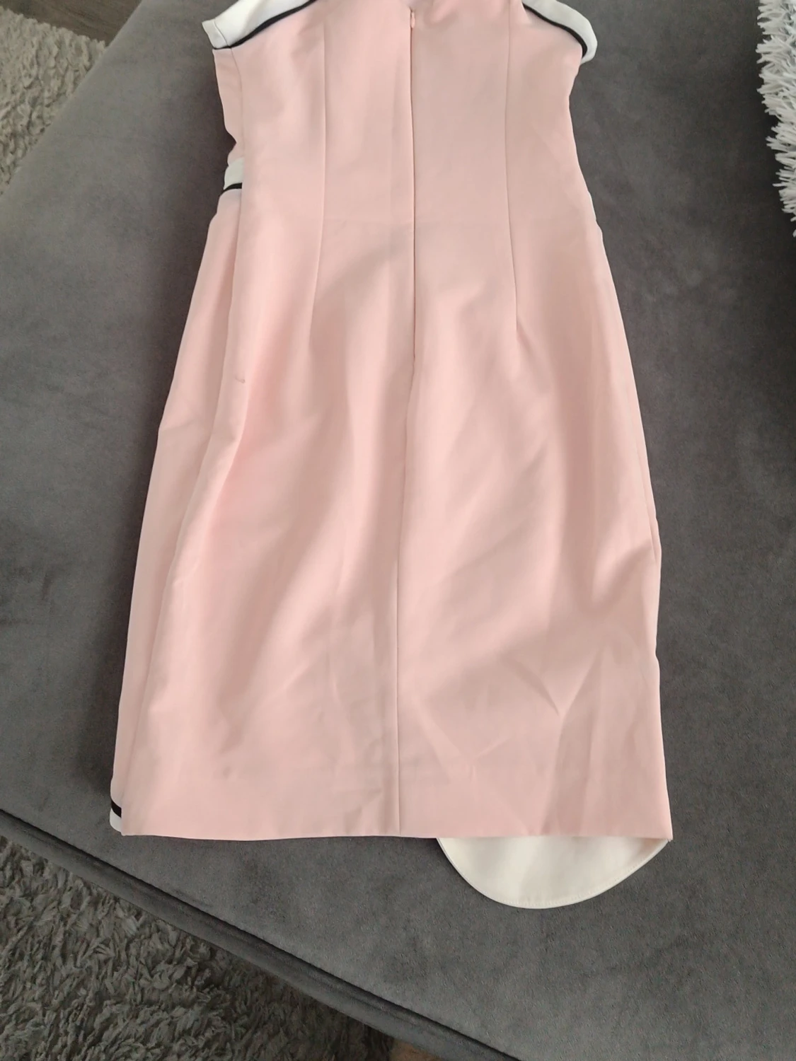 Ljusrosa klänning med cut out-detaljer - 3