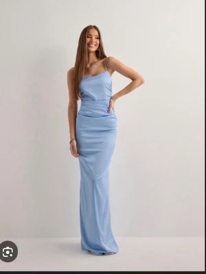 balklänning - från nelly, det står storlek 32 men jag har s/m och den passar perfekt. lire längre i längden för mig och jag är 168 cm lång. priset kan diskuteras!