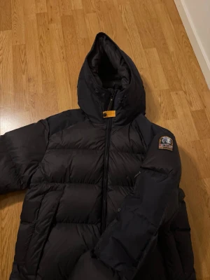 Parajumper jacka - Parajumpers Jacka, modell namn Tyrik Hooded Down jacket, storlek XL passar L. Använd några gånger bara. 